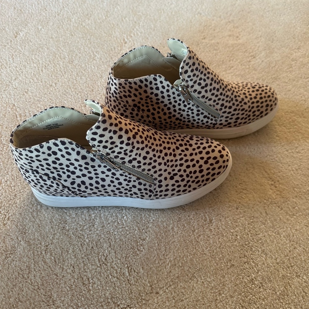 Cushionaire Women’s Spotted Ankle Sneakers - Black and Tan